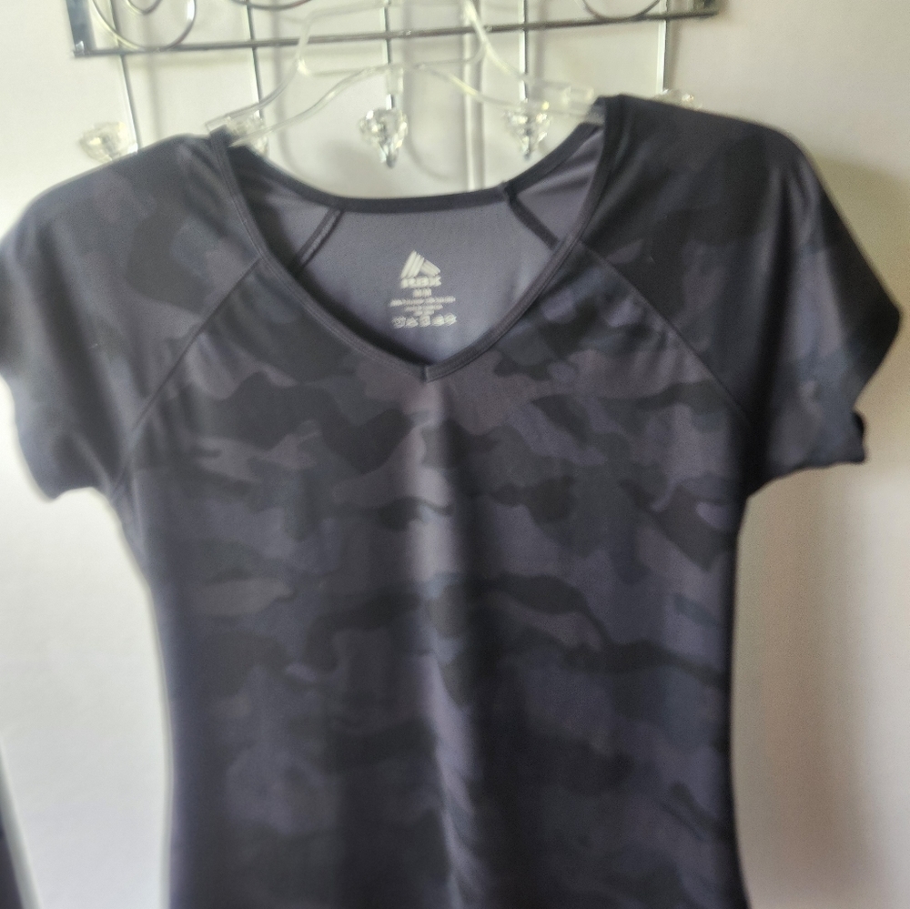 RBX active wear M/M V neck,camo black and gray women